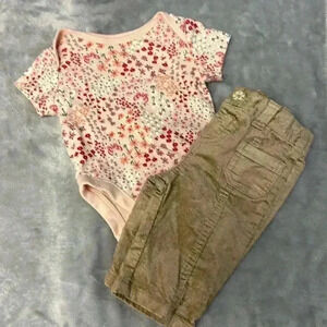 Old Navy  - 2 piece newborn outfit/set. Size 0-3 months